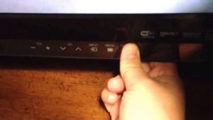 telewizor nie włącza się za pomocą przycisku panelu